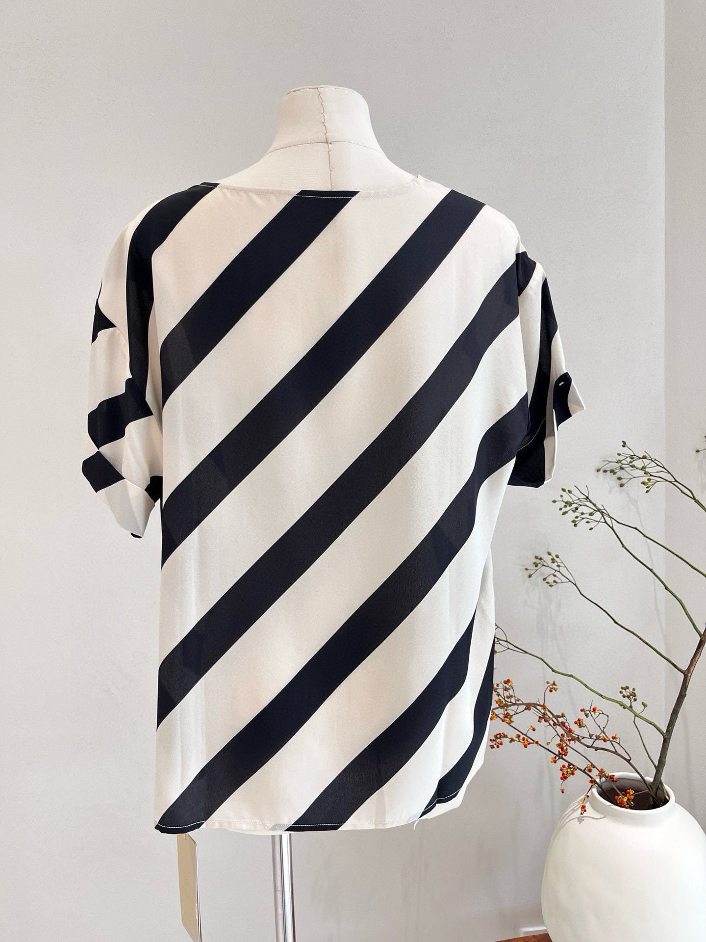 100% Silk 2025 Summer Women's Short-Sleeved T-Shirt Blouse White Black Stripe Ins Fashion Shirt Blouses Femme Women Tops Shirts