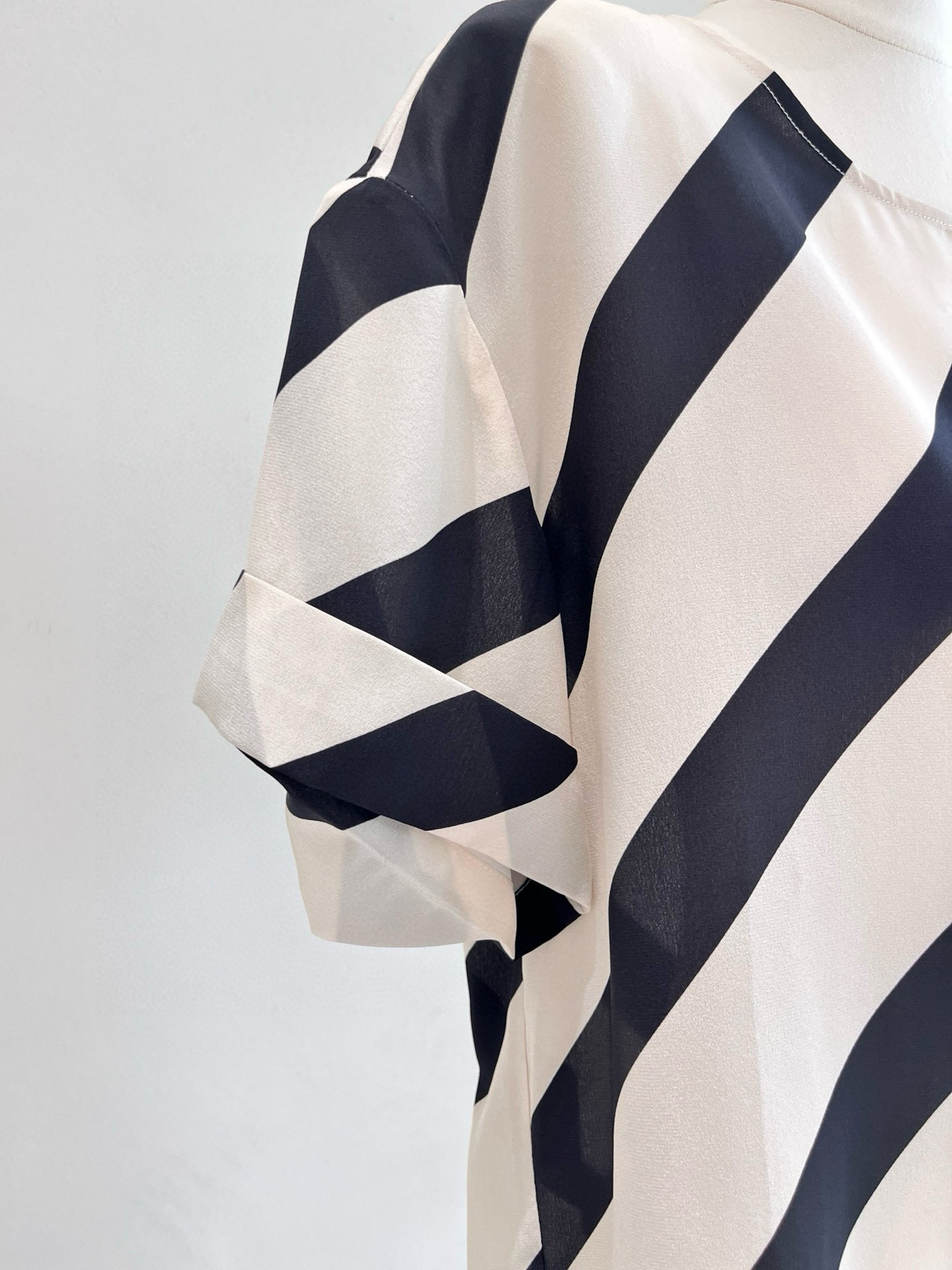 100% Silk 2025 Summer Women's Short-Sleeved T-Shirt Blouse White Black Stripe Ins Fashion Shirt Blouses Femme Women Tops Shirts