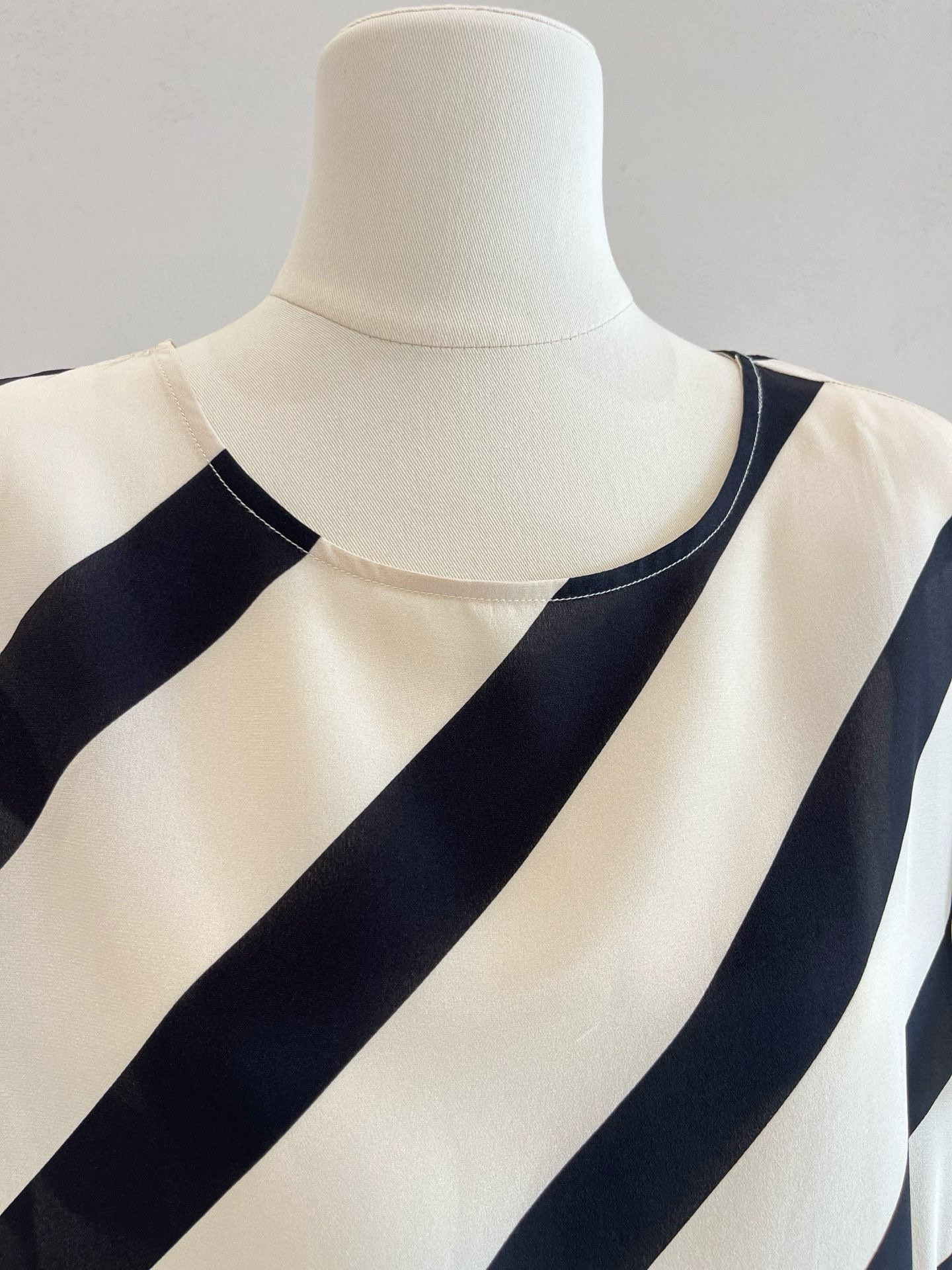 100% Silk 2025 Summer Women's Short-Sleeved T-Shirt Blouse White Black Stripe Ins Fashion Shirt Blouses Femme Women Tops Shirts