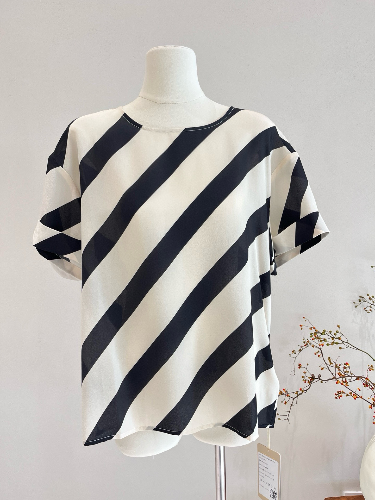 100% Silk 2025 Summer Women's Short-Sleeved T-Shirt Blouse White Black Stripe Ins Fashion Shirt Blouses Femme Women Tops Shirts