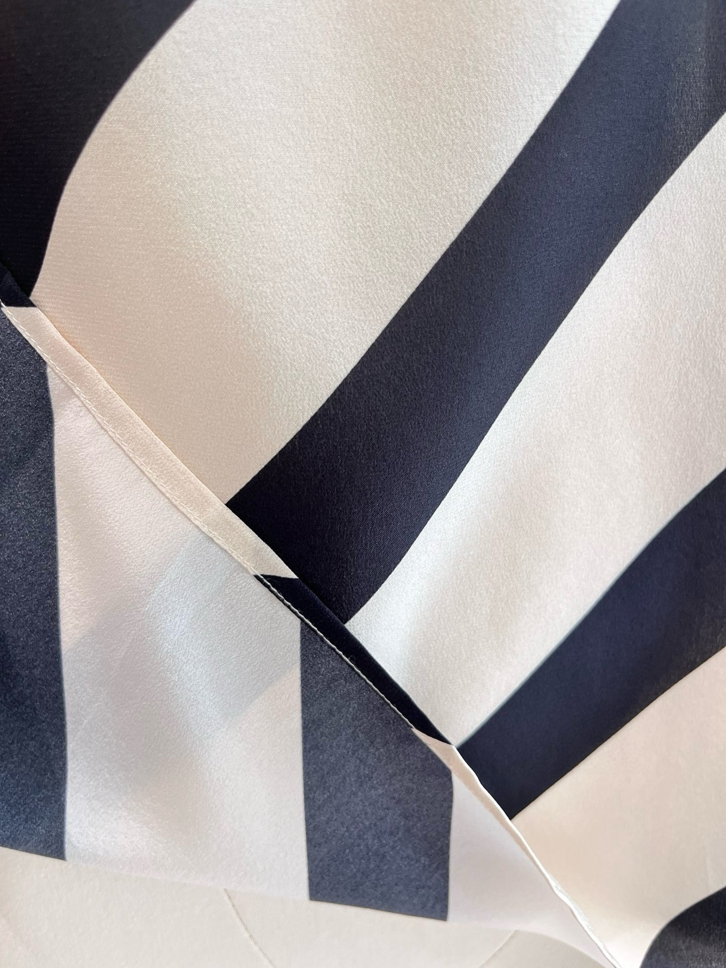 100% Silk 2025 Summer Women's Short-Sleeved T-Shirt Blouse White Black Stripe Ins Fashion Shirt Blouses Femme Women Tops Shirts