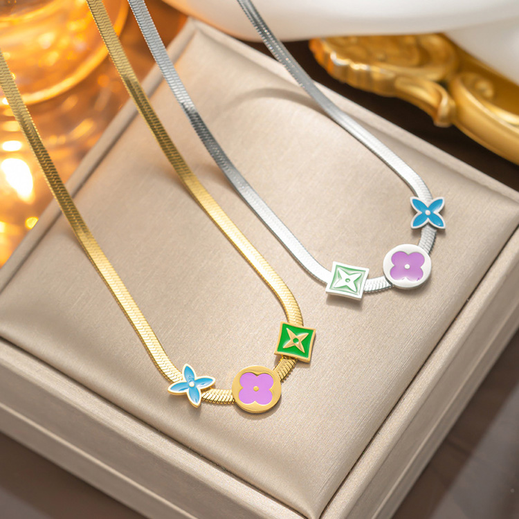 Luxury Fashion 18K Gold Stainless Steel Girl Jewelry Personal Clover Flower Snake Chain Charm Necklace