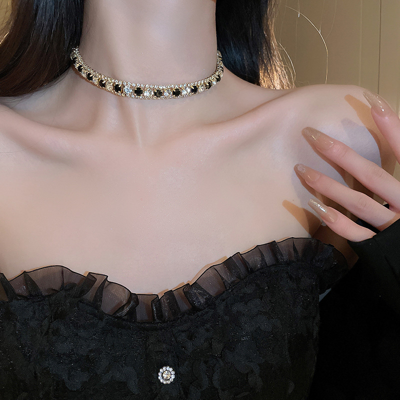 Wholesale Diamond Geometric Necklace and Earring Set Retro Court-style Collarbone Chain Fashionable Choker Necklace for Women