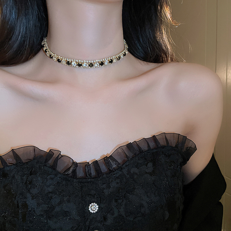 Wholesale Diamond Geometric Necklace and Earring Set Retro Court-style Collarbone Chain Fashionable Choker Necklace for Women