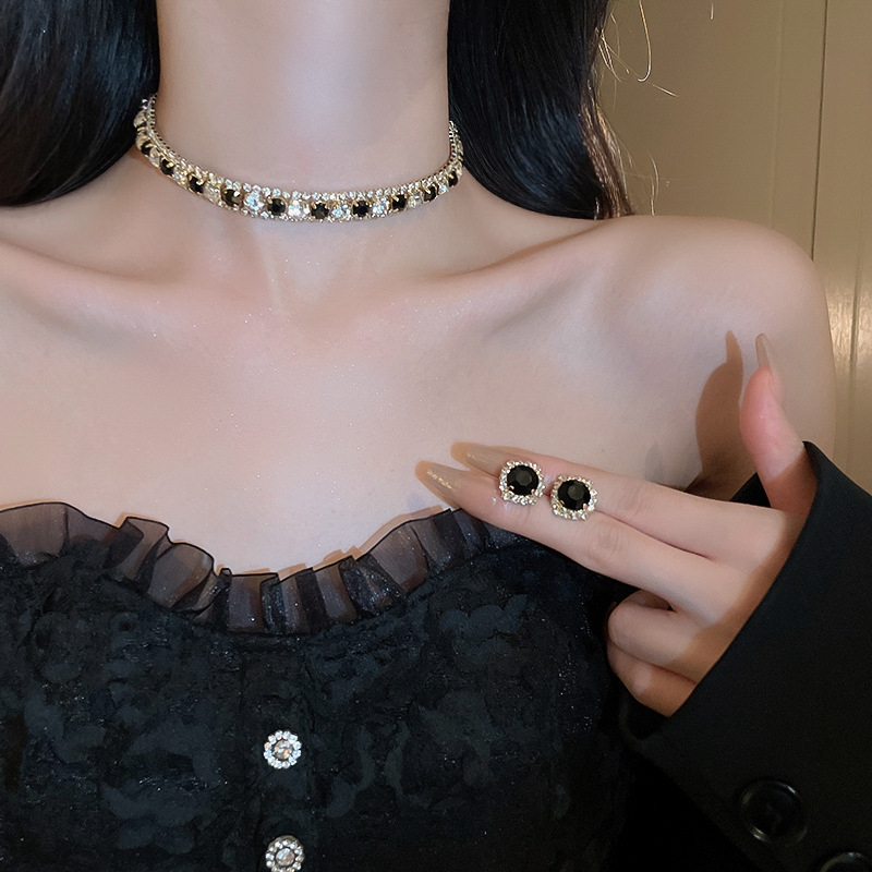 Wholesale Diamond Geometric Necklace and Earring Set Retro Court-style Collarbone Chain Fashionable Choker Necklace for Women