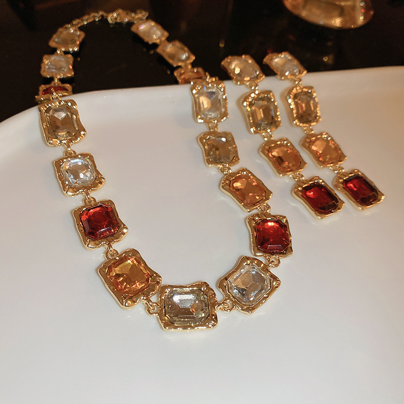 Wholesale European and American Diamond Geometric Luxury Fashionable and Popular Necklaces Set for Women