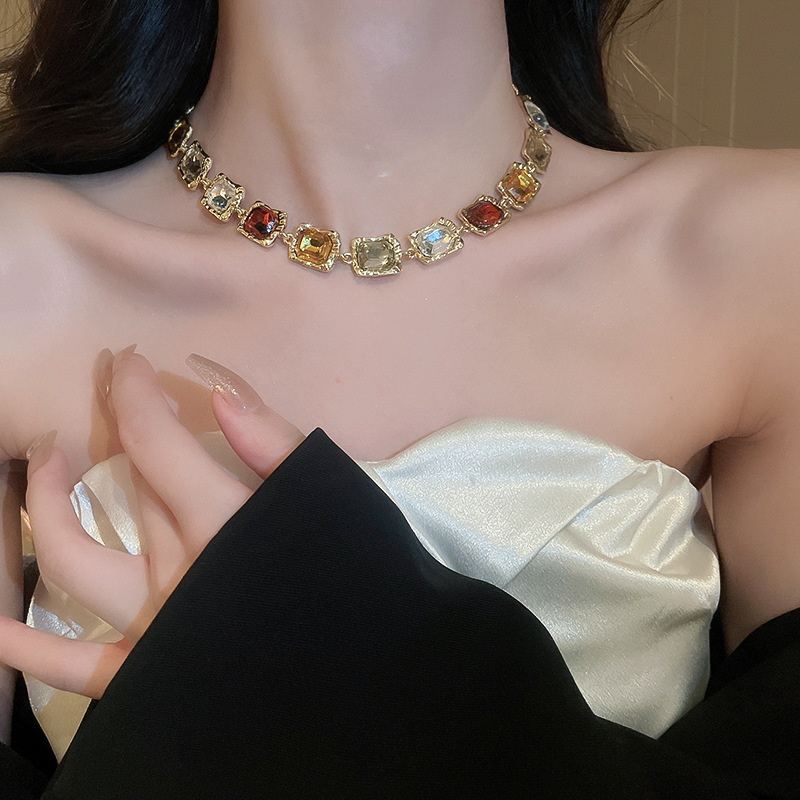 Wholesale European and American Diamond Geometric Luxury Fashionable and Popular Necklaces Set for Women