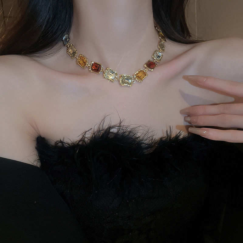 Wholesale European and American Diamond Geometric Luxury Fashionable and Popular Necklaces Set for Women