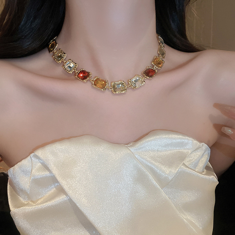 Wholesale European and American Diamond Geometric Luxury Fashionable and Popular Necklaces Set for Women