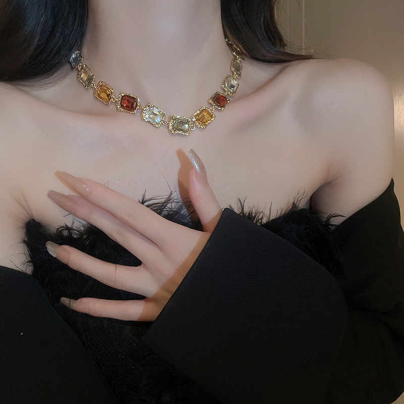 Wholesale European and American Diamond Geometric Luxury Fashionable and Popular Necklaces Set for Women